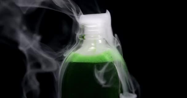 Bottiglia Piena Liquido Verde Tossico Che Bolle Fuma Concetto Suicidio — Video Stock