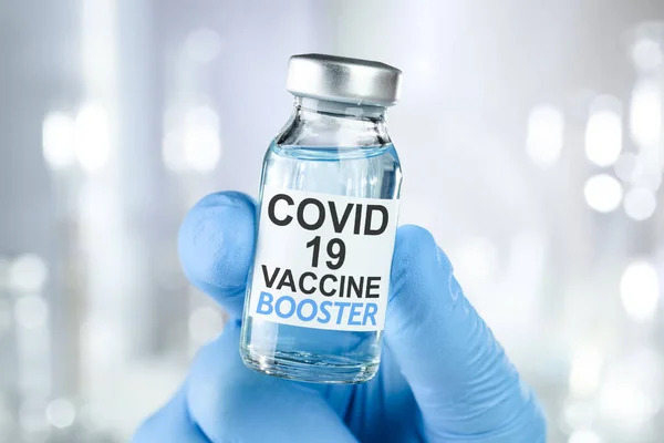 Covid Vaccine Booster 텍스트와 유리병을 코로나 바이러스 — 스톡 사진