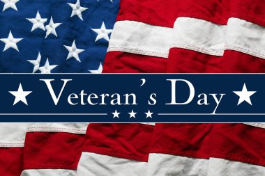 Gaziler Günü metni. Dalgalı Amerikan bayrağı üzerinde yıldızlar var.