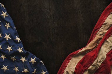 Eski Amerikan bayrağı aşınmış ahşap arka planda buruşmuş. Metin için boş kopyalama alanı. ABD Anma Günü, Gaziler Günü, 4 Temmuz ya da diğer vatansever tatiller için..