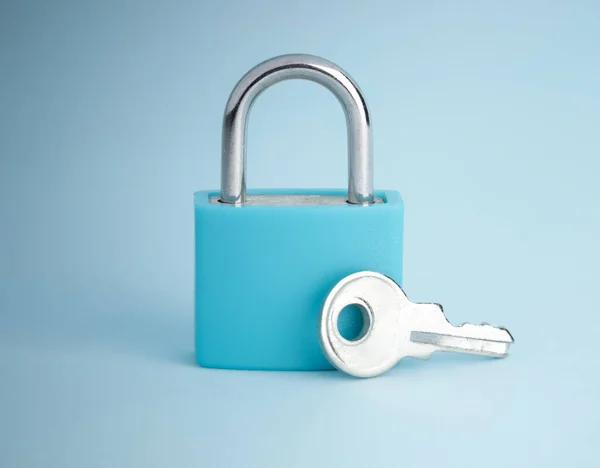 鍵と鍵だ 小さな光沢のあるキーを持つ南京錠 ビジネスデータ暗号化 ホームセキュリティ またはその他のメタファの保護 — ストック写真