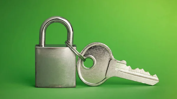 鍵と鍵だ 大きな光沢のあるキーの上に小さな着用南京錠 ビジネスデータ暗号化 ホームセキュリティ またはその他のメタファの保護 — ストック写真
