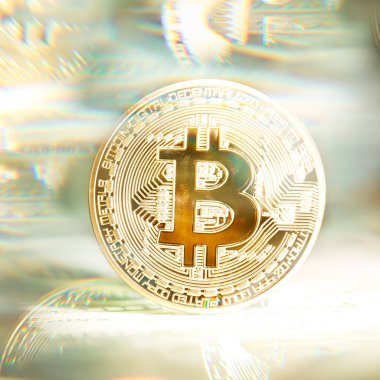 Parlak altın bitcoin, para yığınları üzerinde dengelenmiş. Zenginlik, dijital, sanal, para birimi ve kripto para birimi kavramı.