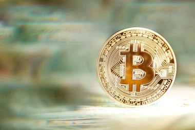 Parlak altın bitcoin, para yığınları üzerinde dengelenmiş. Zenginlik, dijital, sanal, para birimi ve kripto para birimi kavramı.