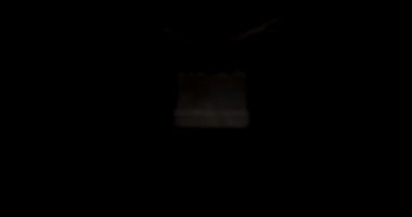 Paslı zincir eski bir kilitle sıkıca bağlanmış. Güç kavramı, mahremiyet veya eski veya modası geçmiş bir güvenlik sistemi..