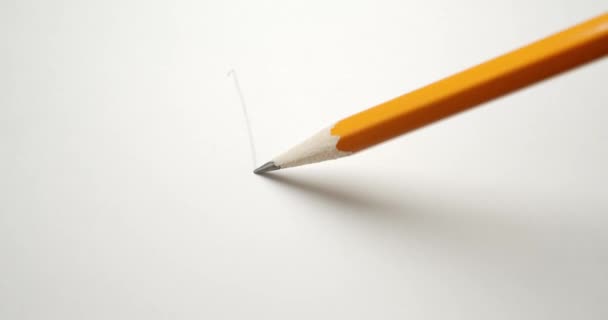 黄色の鉛筆で紙に波状の線を描く — ストック動画