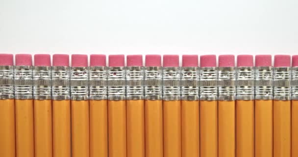 Поперек Ряда Новых Чистых Желтых Карандашей Розовыми Ластиками Единственным Уникальным — стоковое видео