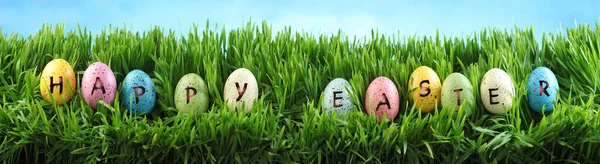 Яркие Красочные Пасхальные Яйца Говорят Счастливой Пасхи Зеленой Траве Цветами — стоковое фото