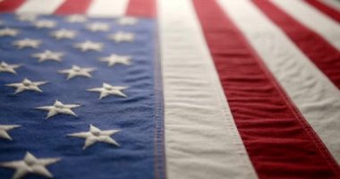 Amerikan bayrağının ağır çekimde çekilmesi. Anma Günü için arka plan, Gaziler Günü, 4 Temmuz, ya da başka bir vatansever ABD tatili.