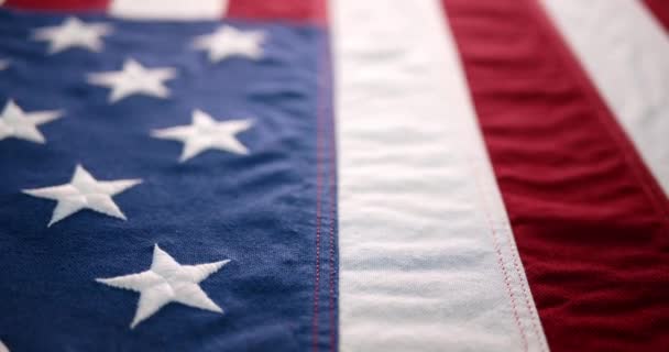 アメリカ国旗のスローモーション 記念の日 退役軍人の日 7月4日 またはその他の愛国的なアメリカの休日の背景 — ストック動画