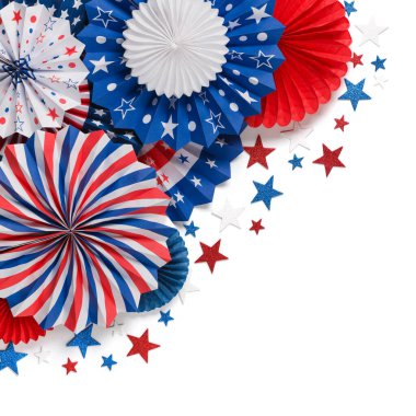 Sol üst köşesinde yıldızlar olan canlı kırmızı, beyaz ve mavi kağıt fanları. 4 Temmuz, Anma Günü, Gaziler Günü ya da diğer vatansever bayram kutlamaları için..