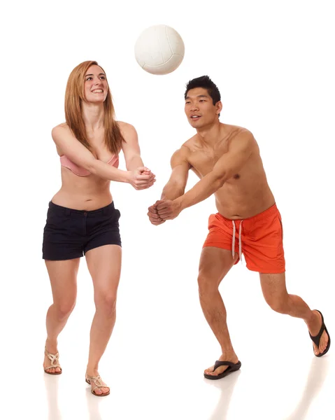 Молодая пара играет в волейбол — стоковое фото