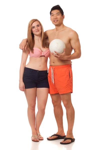 Junges Paar in Badebekleidung mit Volleyball — Stockfoto