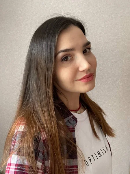 Foto Selfie Una Hermosa Chica Una Camiseta Blanca Con Optimismo — Foto de Stock