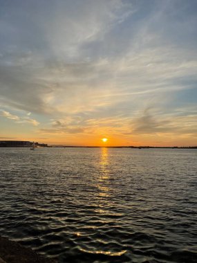 Çok renkli güzel gün batımı, çimen ve şafak... Gökyüzünün doğal güzelliği...