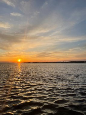 Çok renkli güzel gün batımı, çimen ve şafak... Gökyüzünün doğal güzelliği...