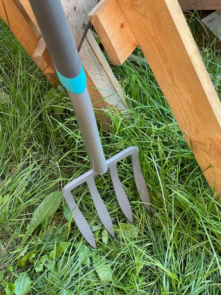 Eisenharke Werkzeug Für Die Arbeit Garten Und Garten Mistgabeldreizack — Stockfoto