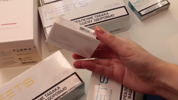 Mosca Russia Febbraio 2022 Fumare Iqos Duos Slate Selection Heets — Video Stock