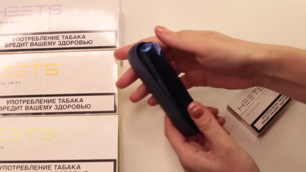 Mosca Russia Febbraio 2022 Fumare Iqos Duos Slate Selection Heets — Video Stock