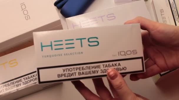 Moskou Rusland Februari 2022 Roken Iqos Duos Slate Selection Heets — Stockvideo