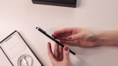 Moskova, Rusya - 2 Şubat 2022: Yeni iPhone 12 Pasifik mavi üç kameranın boksunu açmak