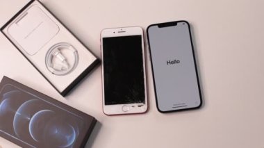 Moskova, Rusya - 2 Şubat 2022: Yeni iPhone 12 Pasifik mavi üç kameranın boksunu açmak