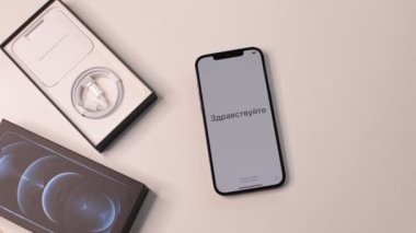 Moskova, Rusya - 2 Şubat 2022: Yeni iPhone 12 Pasifik mavi üç kameranın boksunu açmak