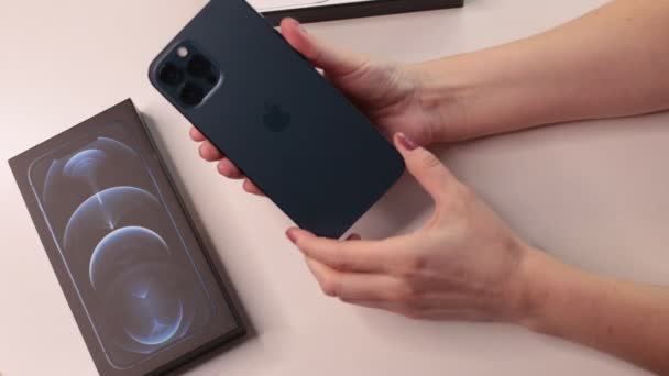 Moskova Rusya Şubat 2022 Yeni Iphone Pasifik Mavi Kameranın Boksunu — Stok video