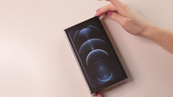 Moscou Rússia Fevereiro 2022 Unboxing Novo Iphone Pacífico Azul Três — Vídeo de Stock