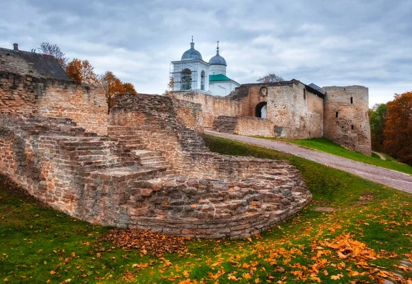 Rusya 'nın Pskov bölgesindeki Izborsk kasabasındaki antik kale ve kilise sonbaharda