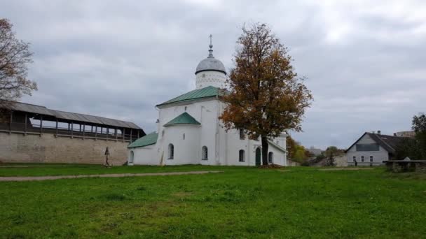 秋にロシアのプスコフ地方イズボルスクの小さな町の古代の要塞と教会の中 — ストック動画