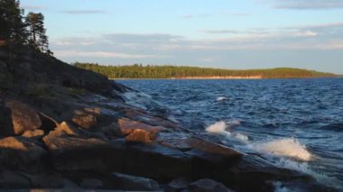 Kuzey Rusya, Karelia 'daki Onega Gölü' nde yaz mevsiminde Besov Burnu