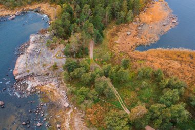 Kuzey Avrupa 'daki iki göl arasındaki taş isthmus. Sonbaharda kuzey manzarası. İnsansız hava aracının üst gerçeklik görünümü 