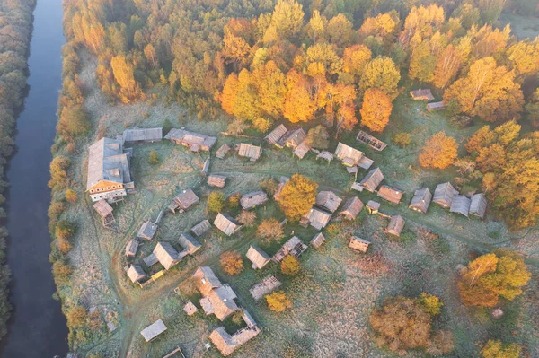 Pueblo Tradicional Ruso Río Niebla Otoño Con Primera Helada Vista — Foto de Stock