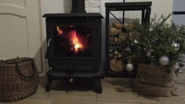 İskandinav tarzında parlak bir odada şöminenin yanında yeni yıl süsü olan Noel ağacı.