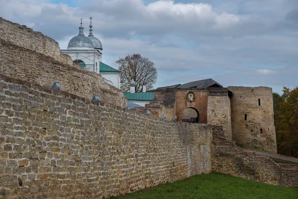 Altın sonbaharda Rusya 'nın Pskov bölgesindeki Izborsk kasabasındaki antik kale ve kilise
