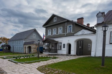 30 Eylül 2021 Rusya 'nın Pskov bölgesindeki Izborsk şehrinin tarihi merkezi. Sokakta eski taşlar ve ahşap tüccarlar var..