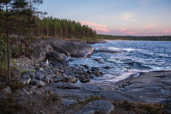 Kuzey Rusya, Karelia 'da Onega Gölü' nde yaz günbatımında Besov Burnu