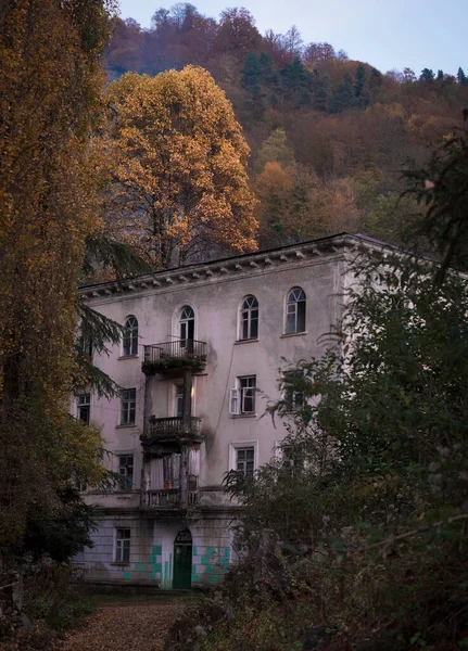 Arruinado Abandonado Hous Com Bela Arquitetura Aldeia Mineira Akarmara Abcásia — Fotografia de Stock