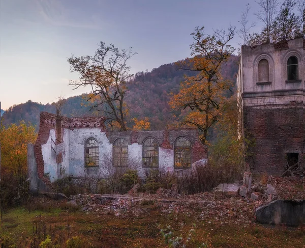 Zerstörte Und Verlassene Häuser Bergbaudorf Akarmara Abchasien Geisterstadt Abend — Stockfoto