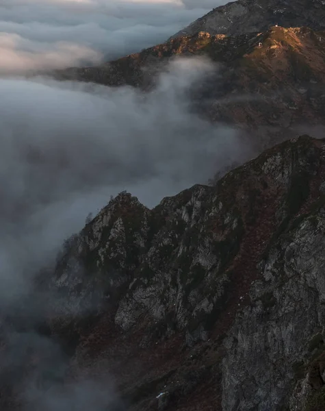 Κορυφή Βράχων Πυκνά Σύννεφα Ηλιοβασίλεμα Φθινόπωρο — Φωτογραφία Αρχείου