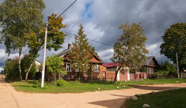 Ruas Aldeia Acolhedoras Com Casas Madeira Velhas Cidade Tikhvin Rússia — Fotografia de Stock