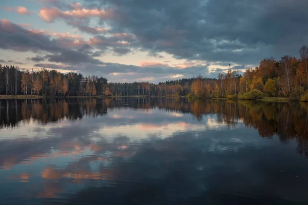 Закат Неба Леса Отражается Воде Озера Осенним Вечером — стоковое фото