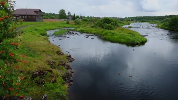 Historická Vesnice Pyalma Dřevěnými Domky Kaplí Karelijské Republice Břehu Řeky — Stock video