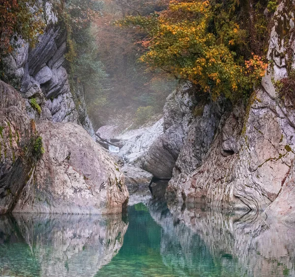 Ομιχλώδης Φθινόπωρο Πρωί Βουνό Στο Ποτάμι Μπλε Νερά — Φωτογραφία Αρχείου