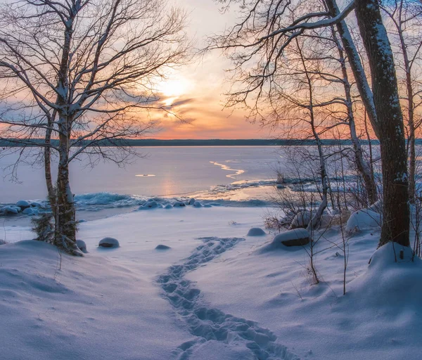 Schneeweg Zum See Unter Eis Bei Sonnenuntergang Winterlandschaft — Stockfoto