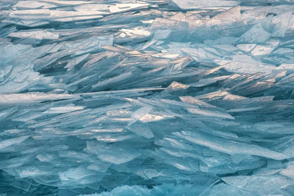 겨울에 얼음이 부서지고 서리를 반사하는 자연적 — 스톡 사진