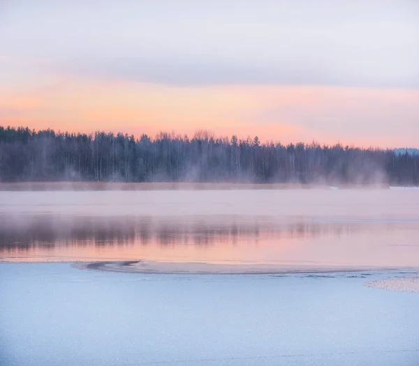 Zimowy Krajobraz Woda Jeziora Pod Śniegiem Wznosi Się Tle Świtu — Zdjęcie stockowe