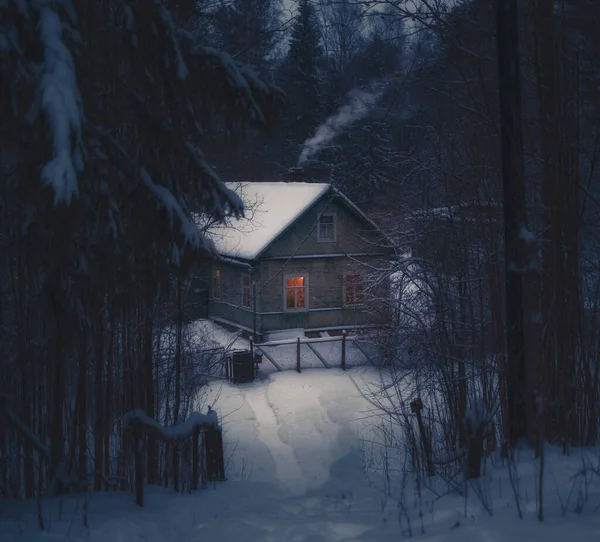 Karanlık Bir Kış Ormanında Bacadan Sarı Pencerelerden Çıkan Dumanlarla Dolu — Stok fotoğraf