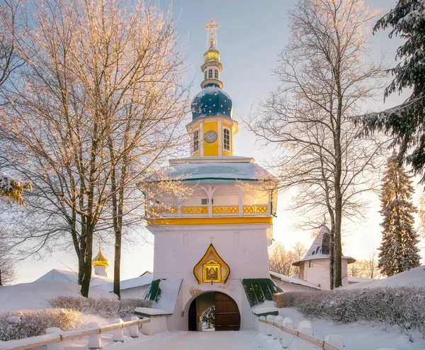 Pskovo Pechersky Erkek Manastırı, Rusya 'nın Pskov Bölgesi' nin Pechora kasabasındaki Kutsal Yurt girişinin üzerinde bir kış günü 